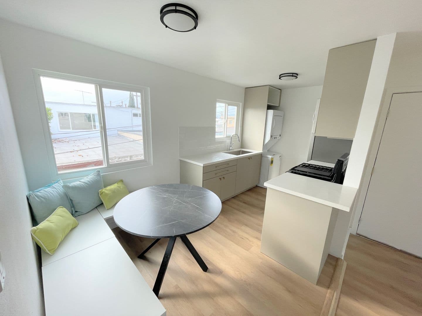 Los Angeles Apartment: 5347 Blackwelder Street