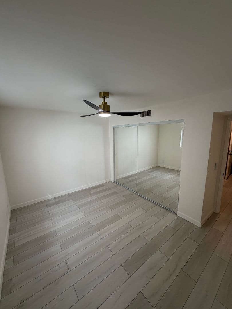 Van Nuys Apartment: 13925 Sherman Way