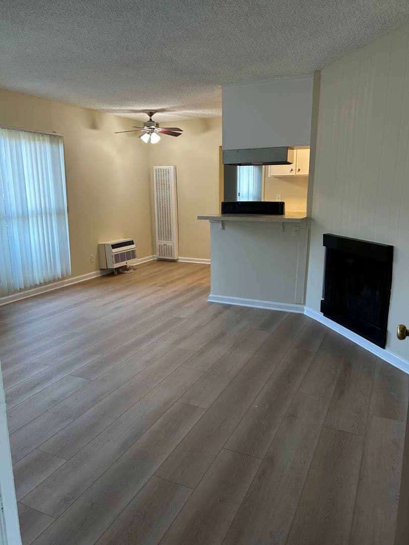 Northridge Apartment: 18550 Prairie St.