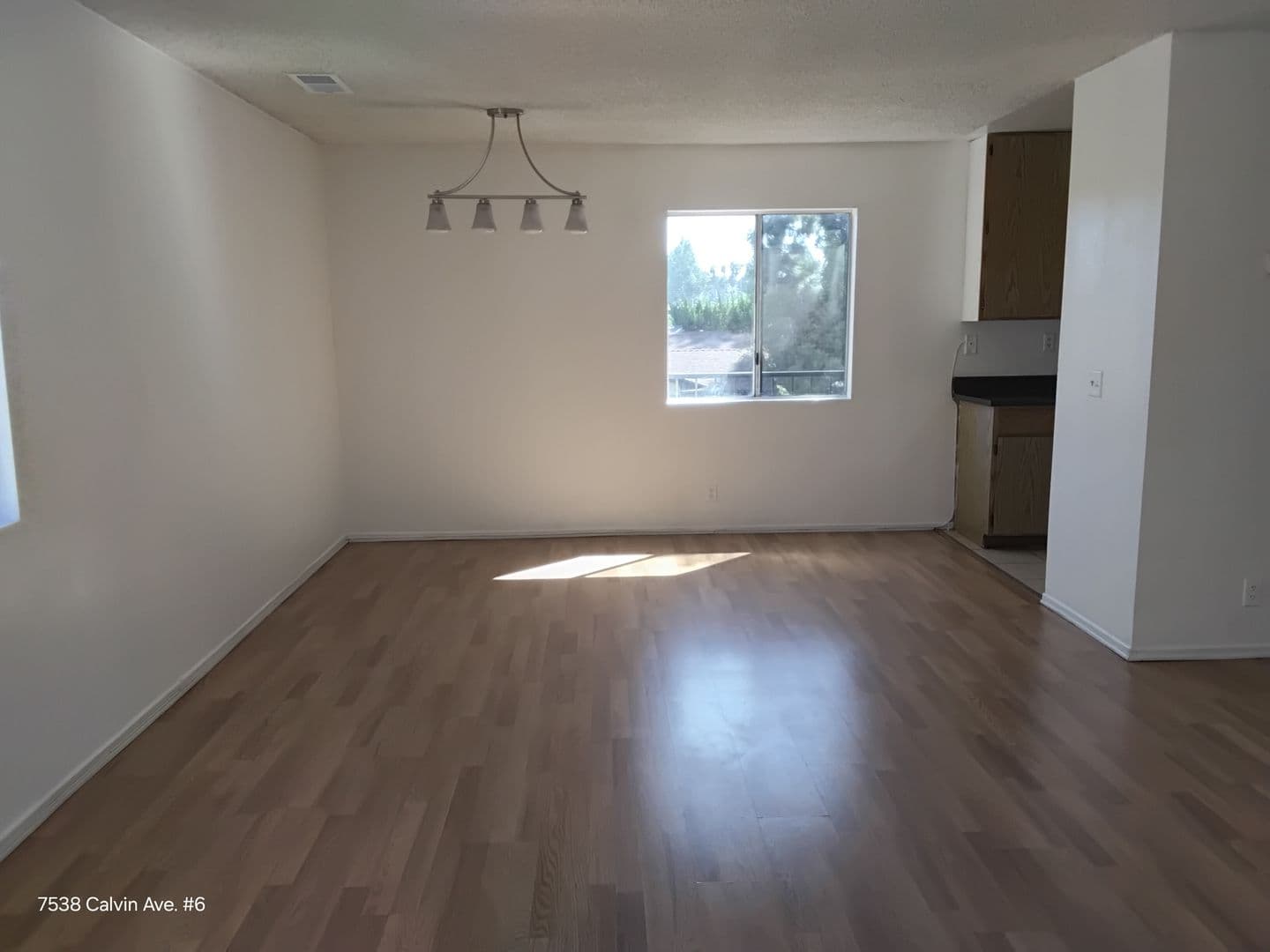 Reseda Apartment: 7538 Calvin Ave