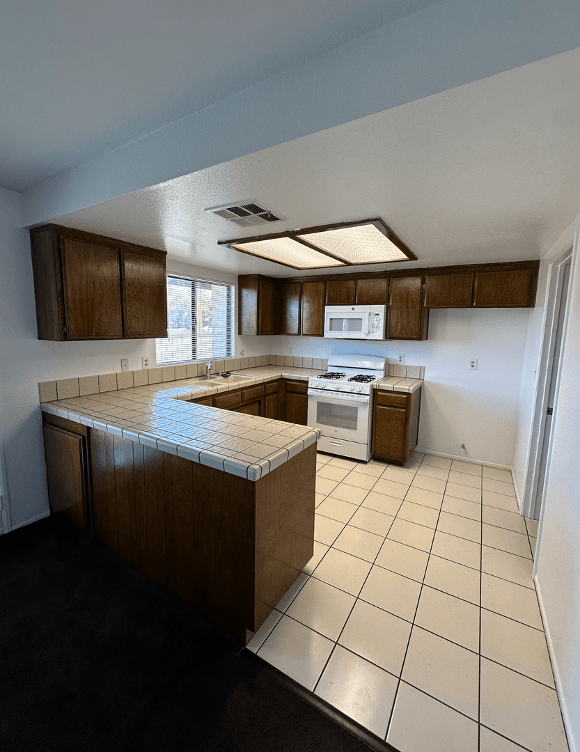 Lancaster Apartment: 43415 20th Street West