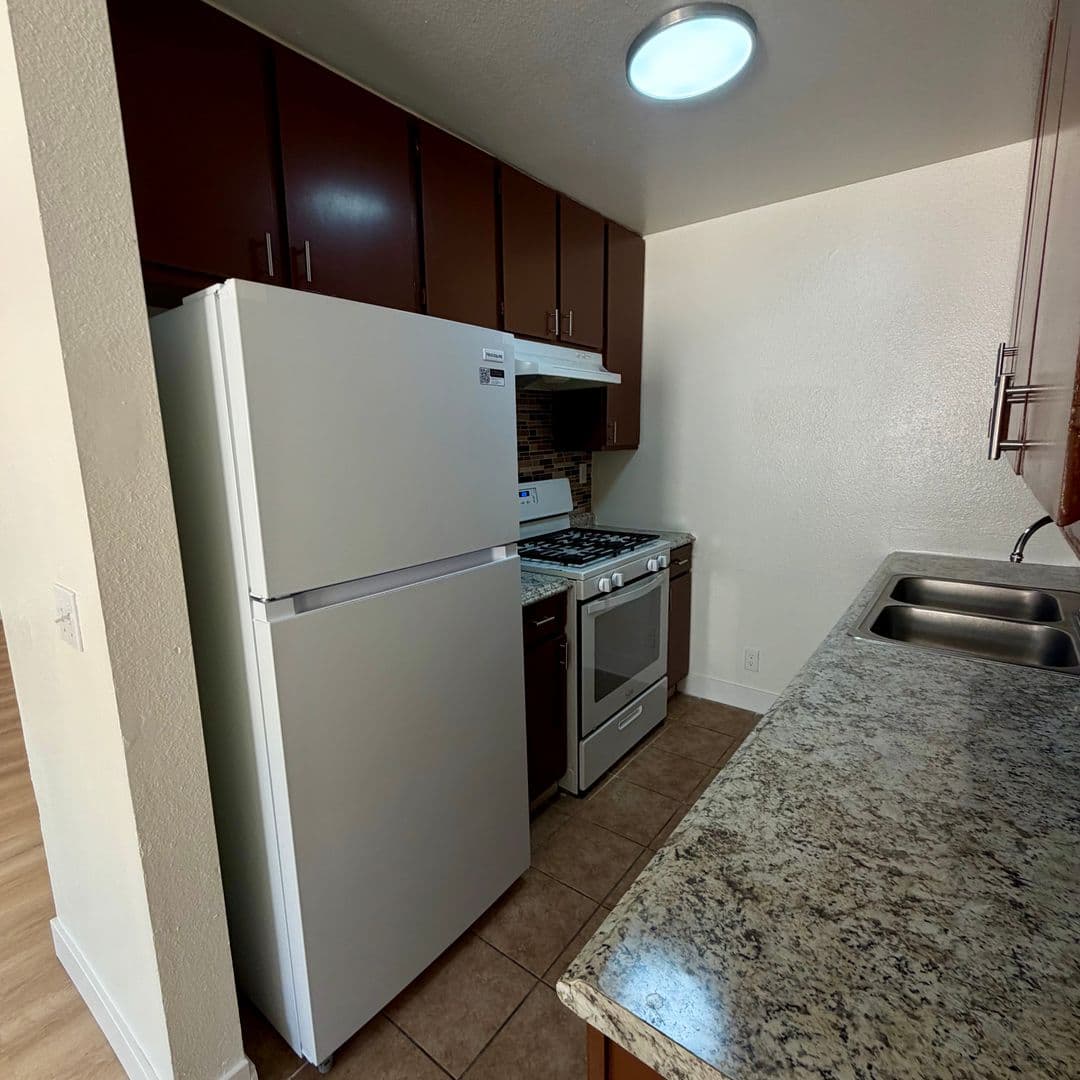 Reseda Apartment: 7538 Calvin Ave