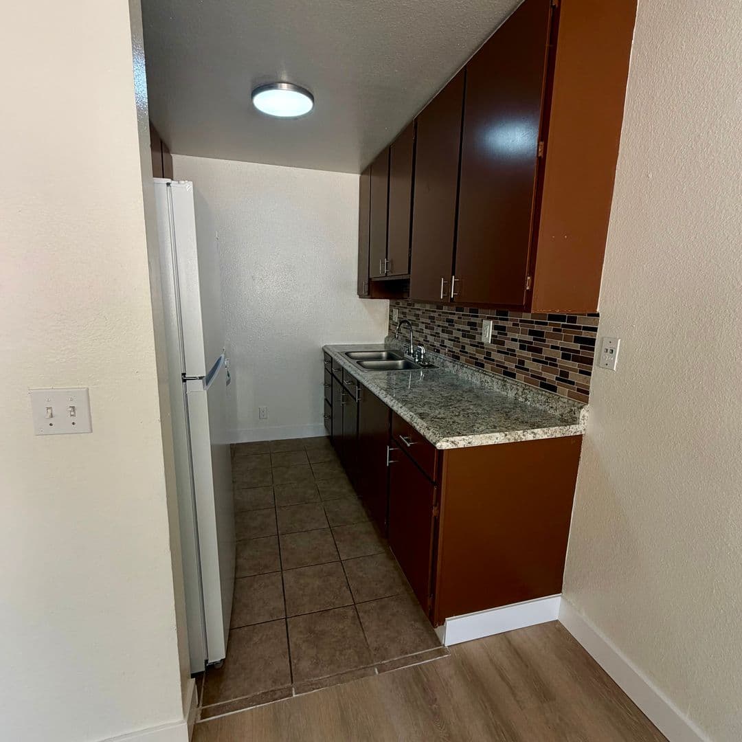 Reseda Apartment: 7538 Calvin Ave