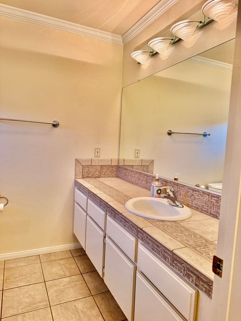 Newbury Park House: 228 Eagle View Place