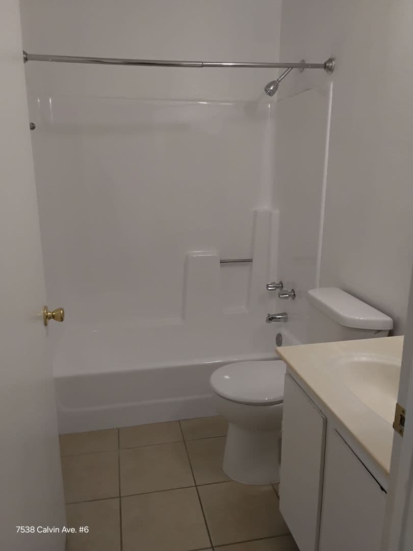Reseda Apartment: 7538 Calvin Ave