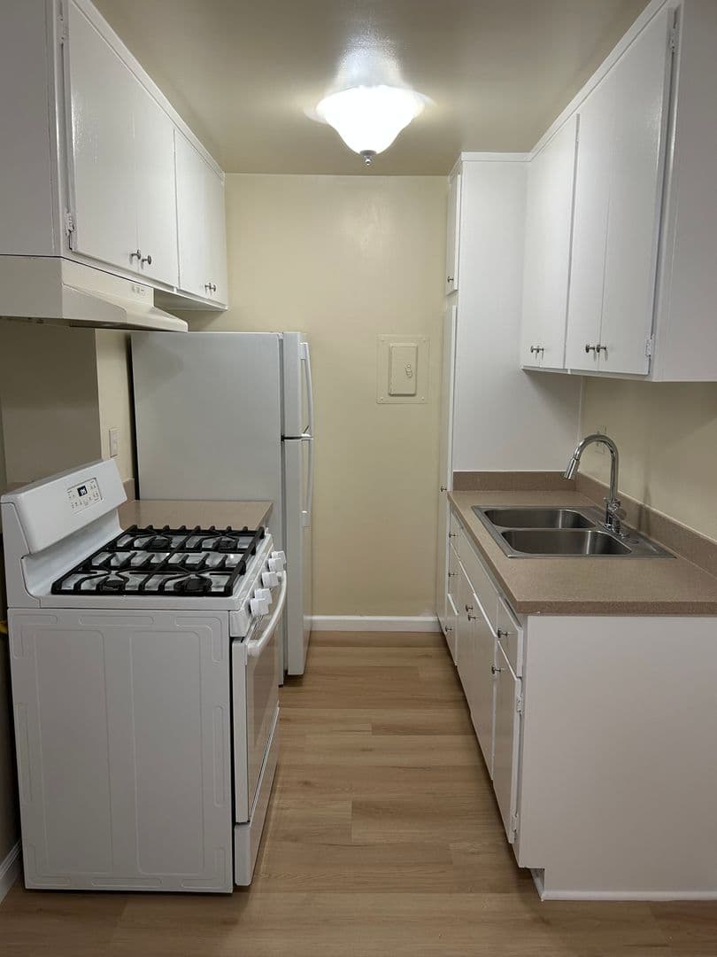 Northridge Apartment: 18550 Prairie St.