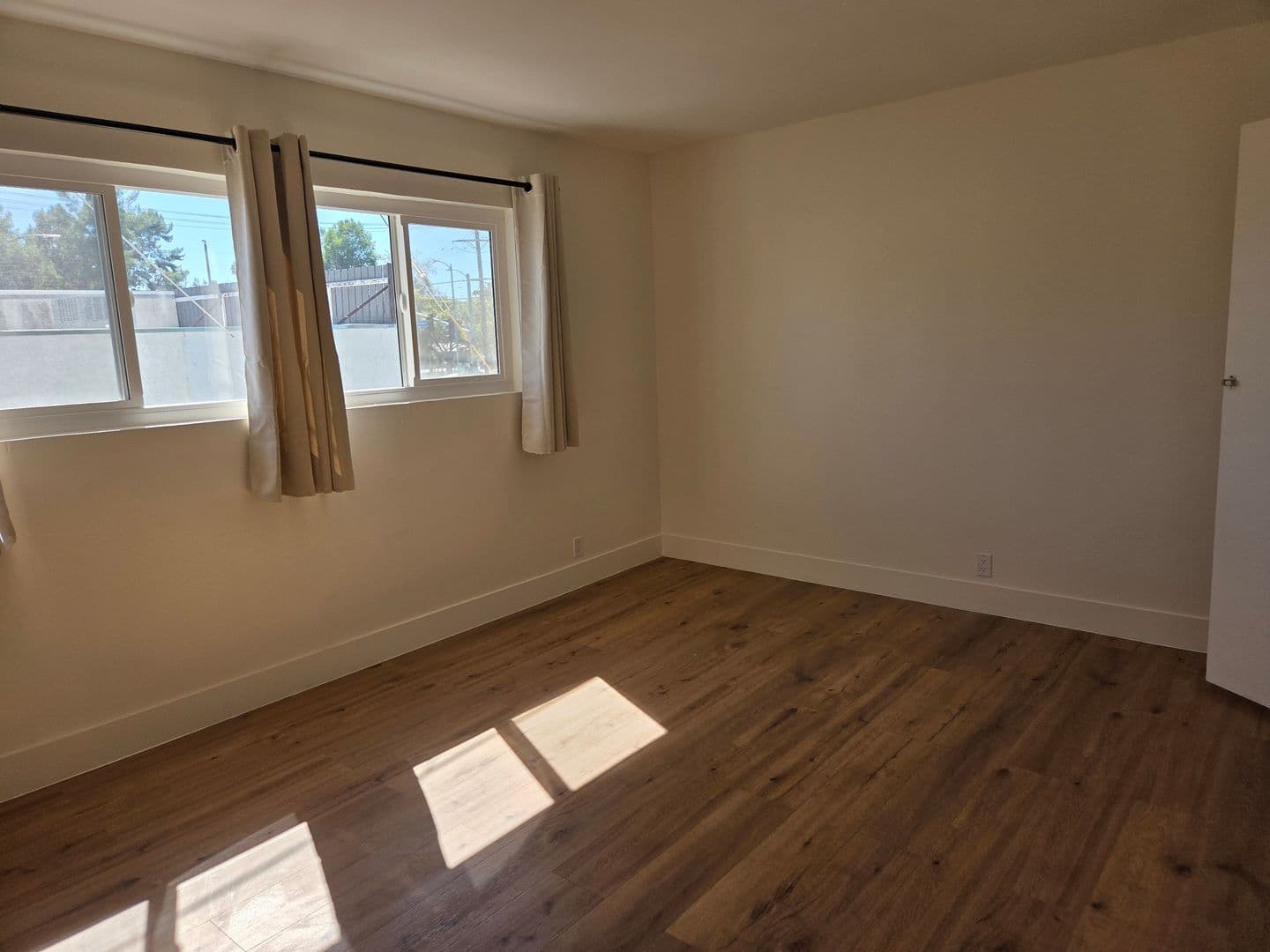 Van Nuys Apartment: 6416 Woodley Ave.
