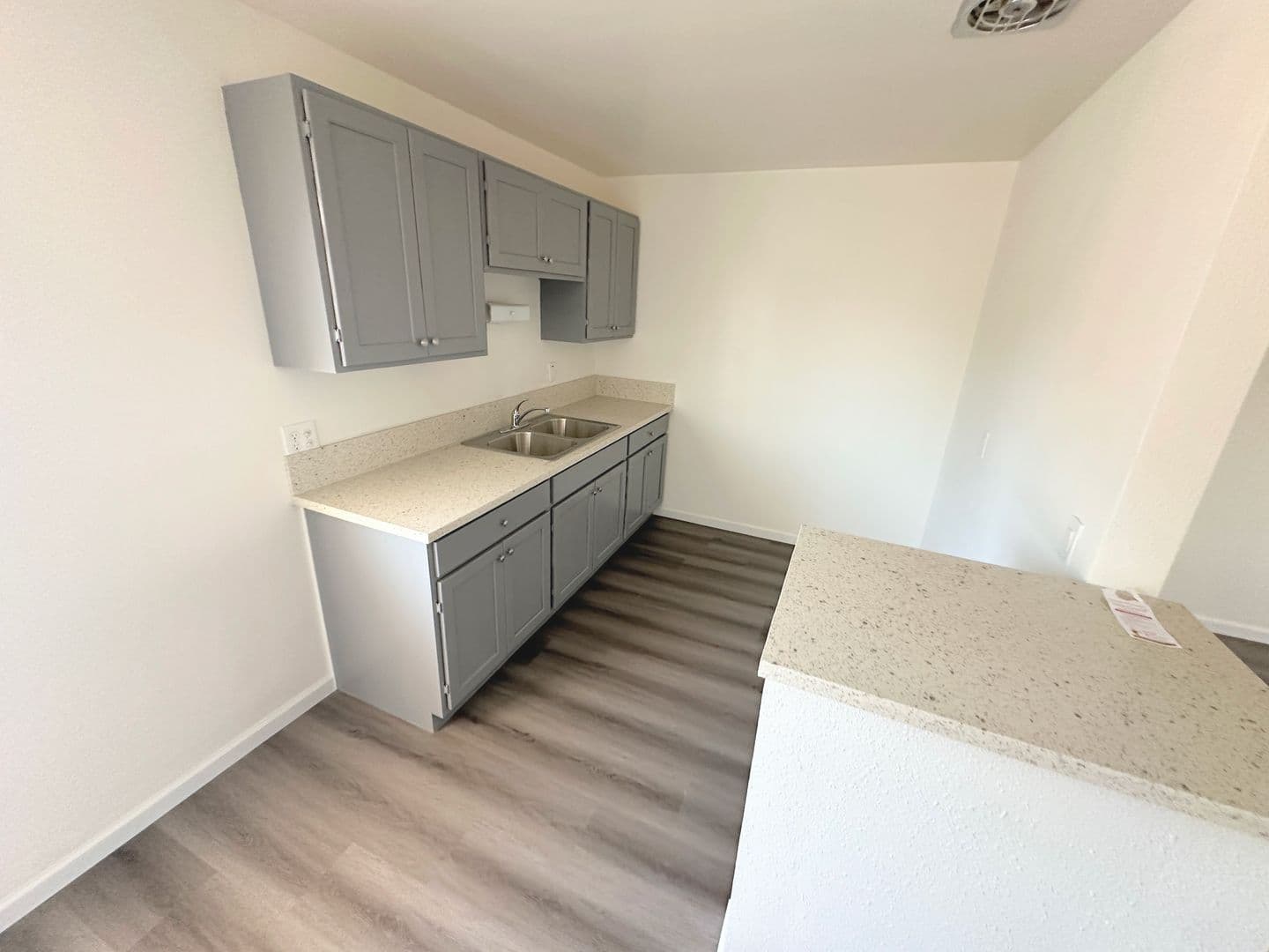Los Angeles Apartment: 1111 West 94th Street - 7