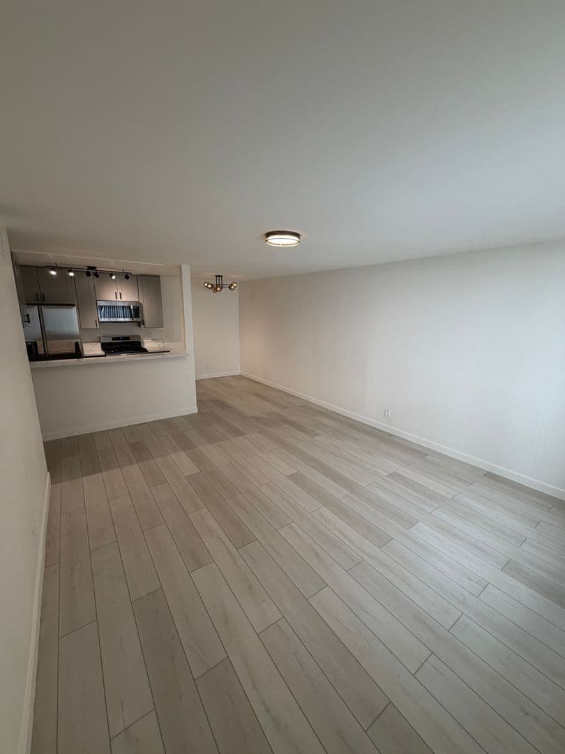 Van Nuys Apartment: 13925 Sherman Way