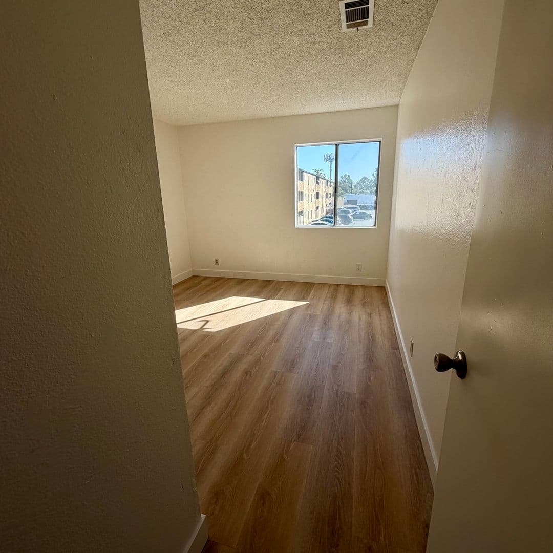 Reseda Apartment: 7538 Calvin Ave