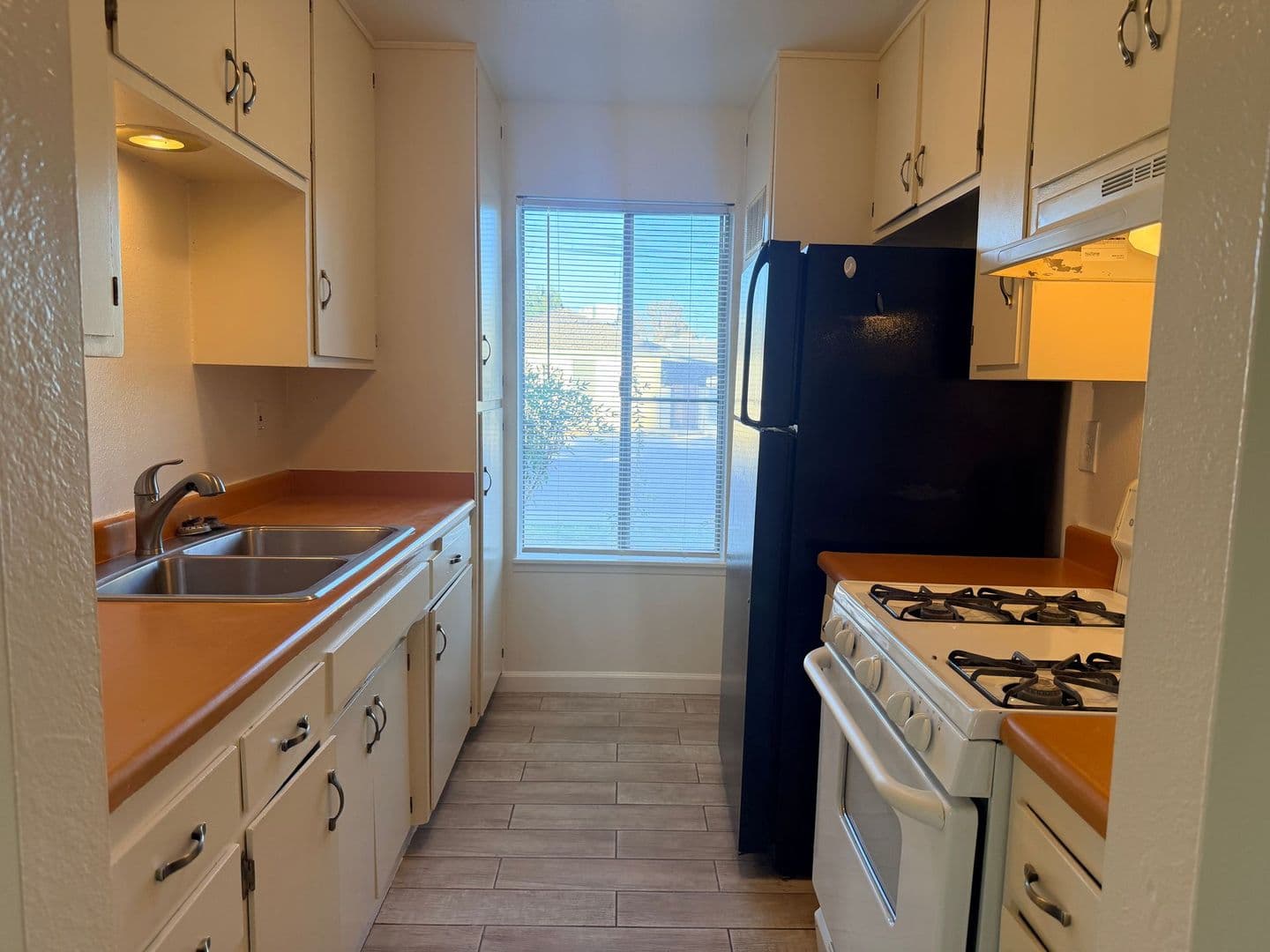 Shafter Apartment: 615 Kern St.