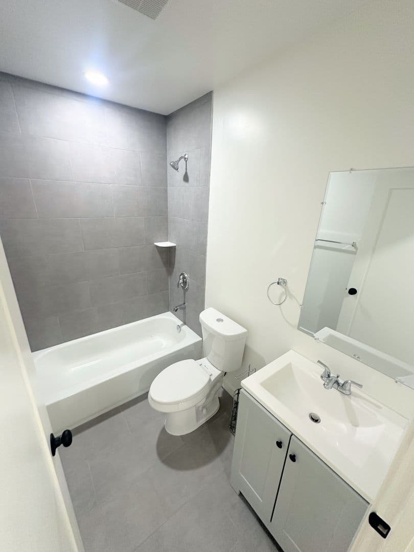 Los Angeles Apartment: 244 1/2 E 97th St - 244 1/2