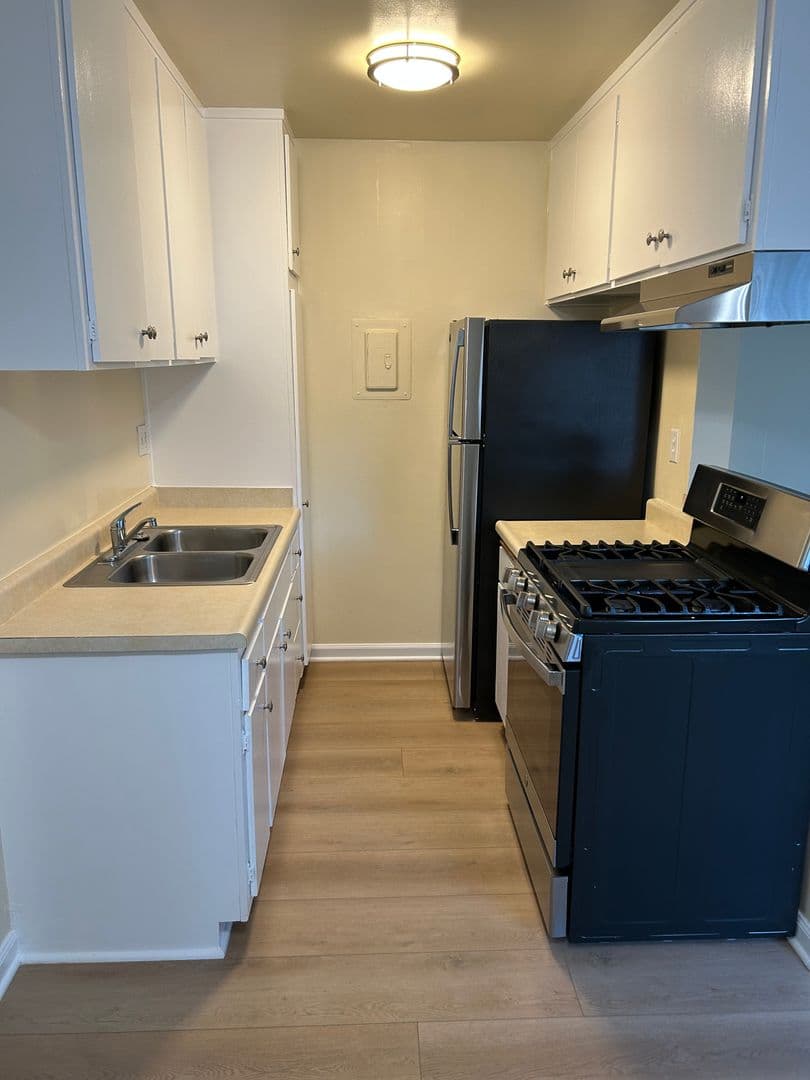 Northridge Apartment: 18550 Prairie St.