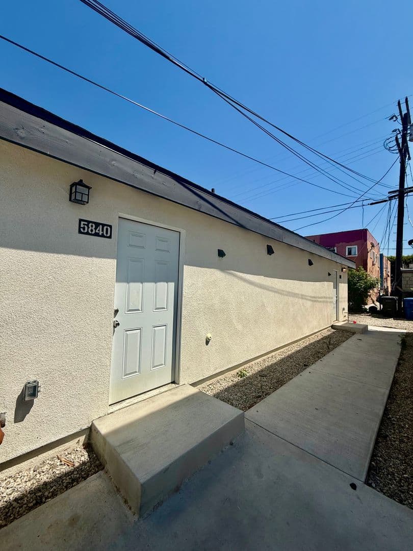 Los Angeles House: 5840 Denver Ave  - 5840
