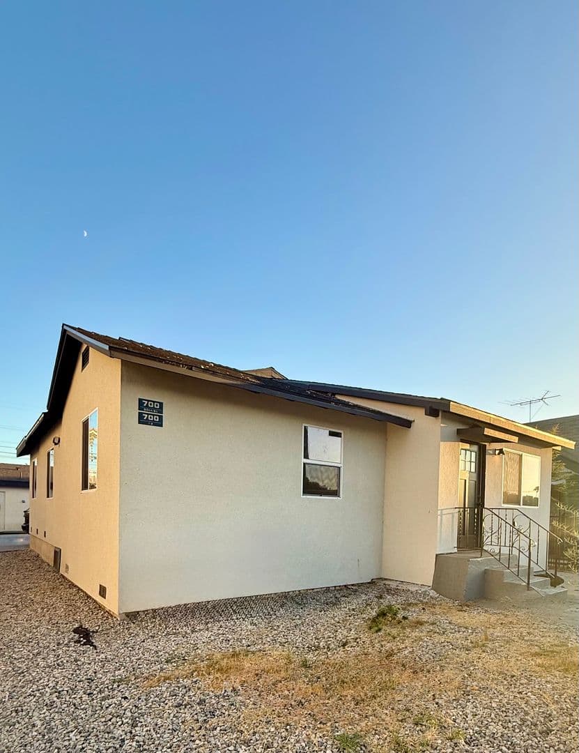 Los Angeles House: 700 E. 50th St.