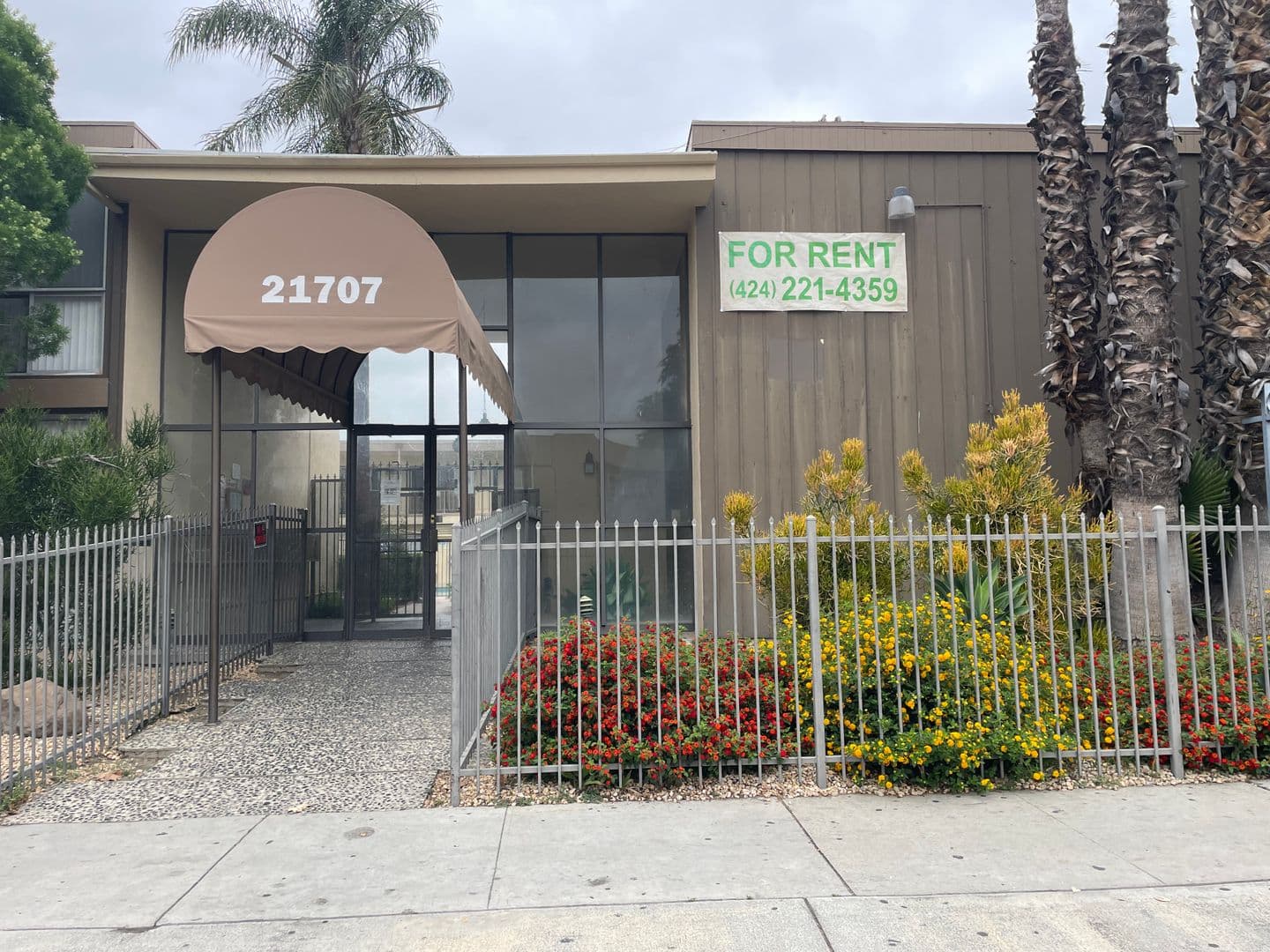 Canoga Park Apartment: 21707 Roscoe Blvd