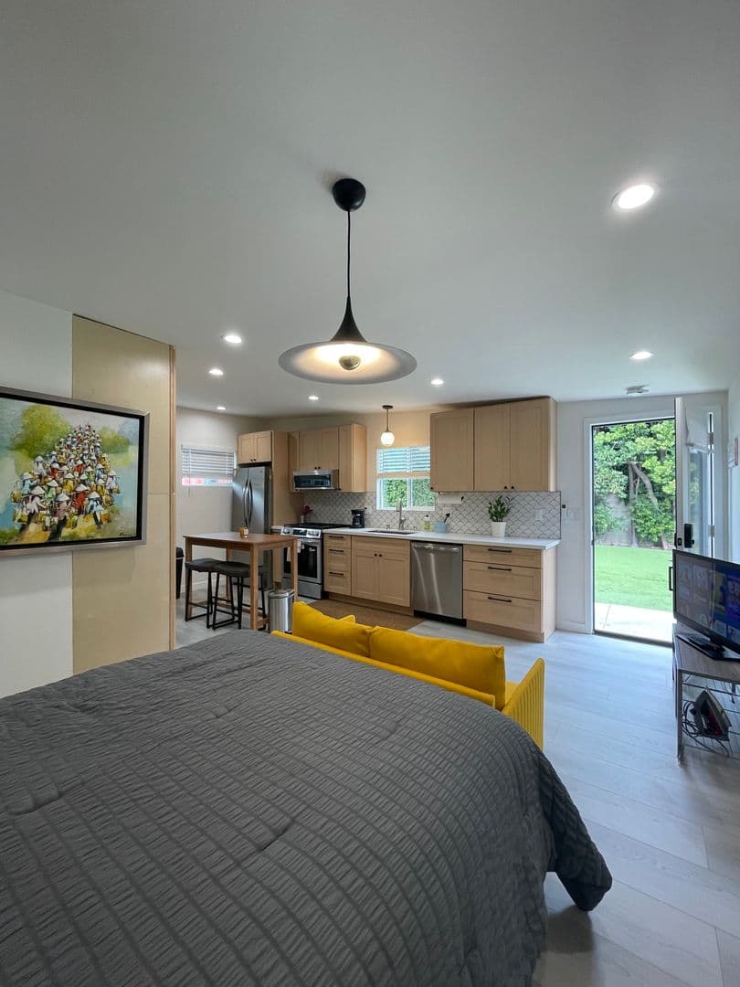 North Hollywood House: 5122 Willowcrest Ave