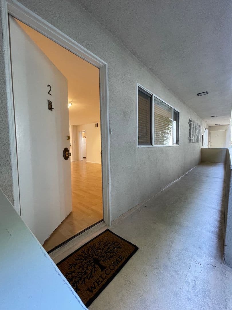 Beverly Hills Apartment: 145 N. Hamilton Drive - 02