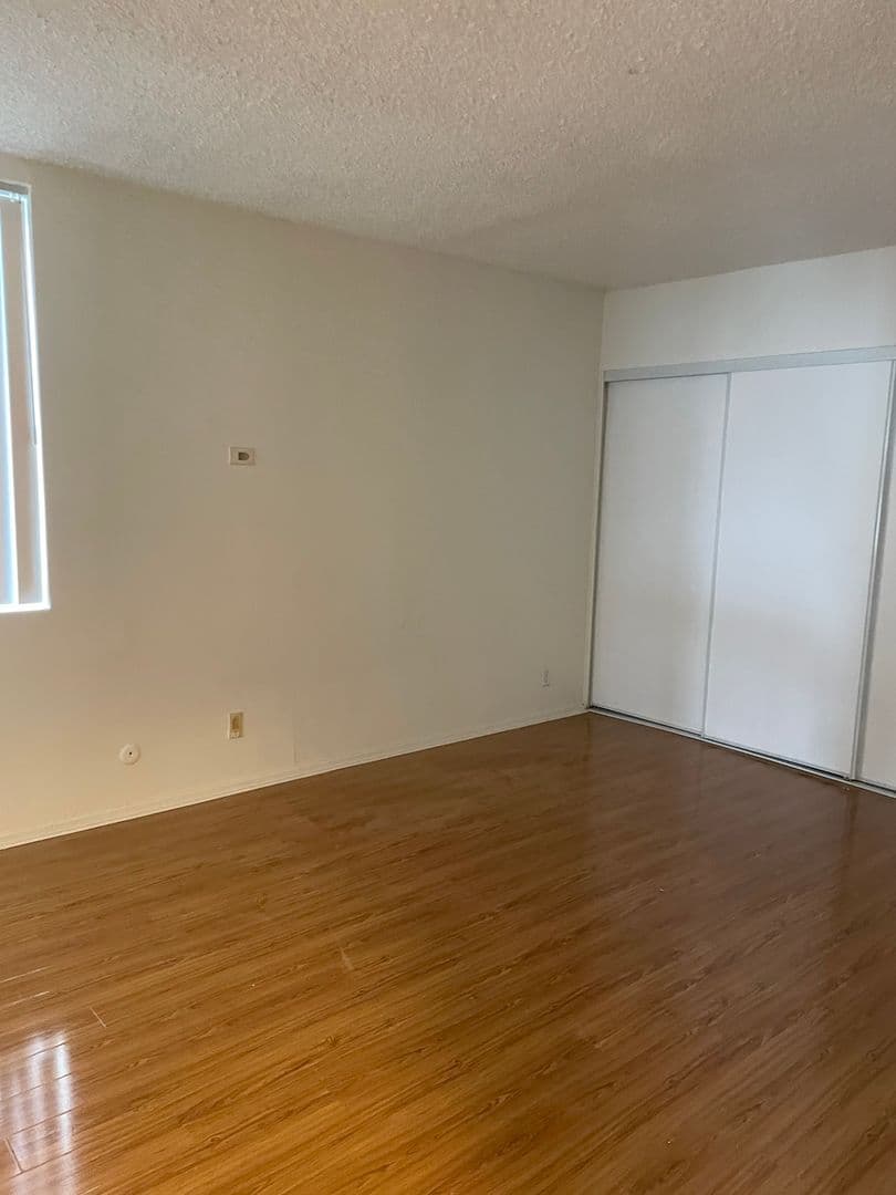 Canoga Park Apartment: 21707 Roscoe Blvd