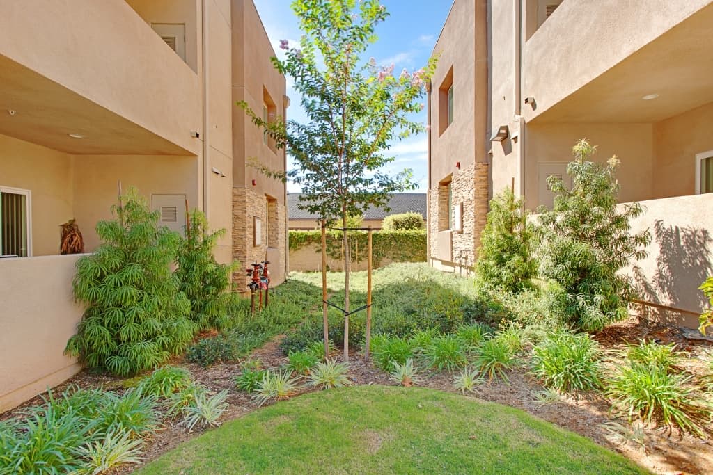 Thousand Oaks Apartment: 94- #4 N. Oakview Drive