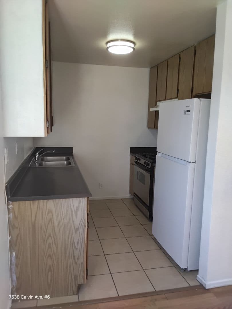Reseda Apartment: 7538 Calvin Ave