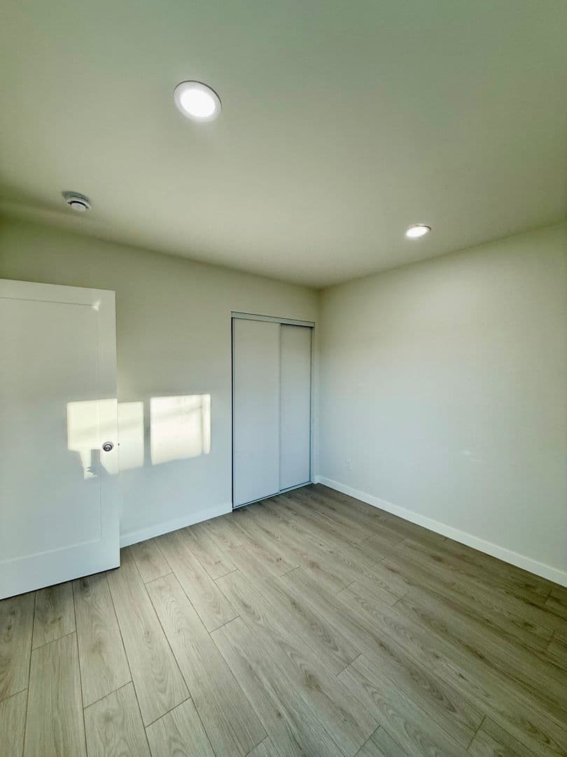 Los Angeles House: 845 1/2 W 76th St