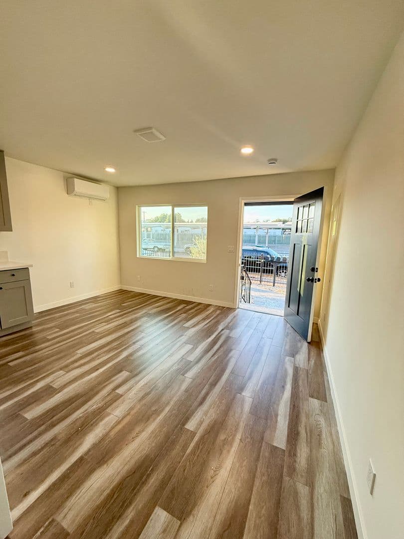 Los Angeles House: 700 E. 50th St.