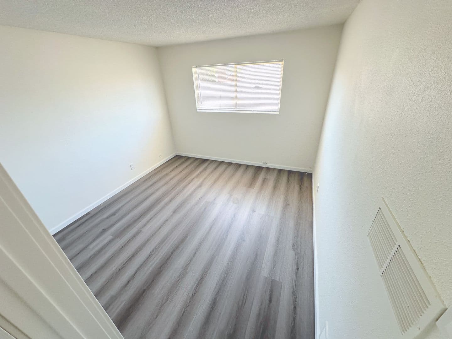 Los Angeles Apartment: 1111 West 94th Street - 7