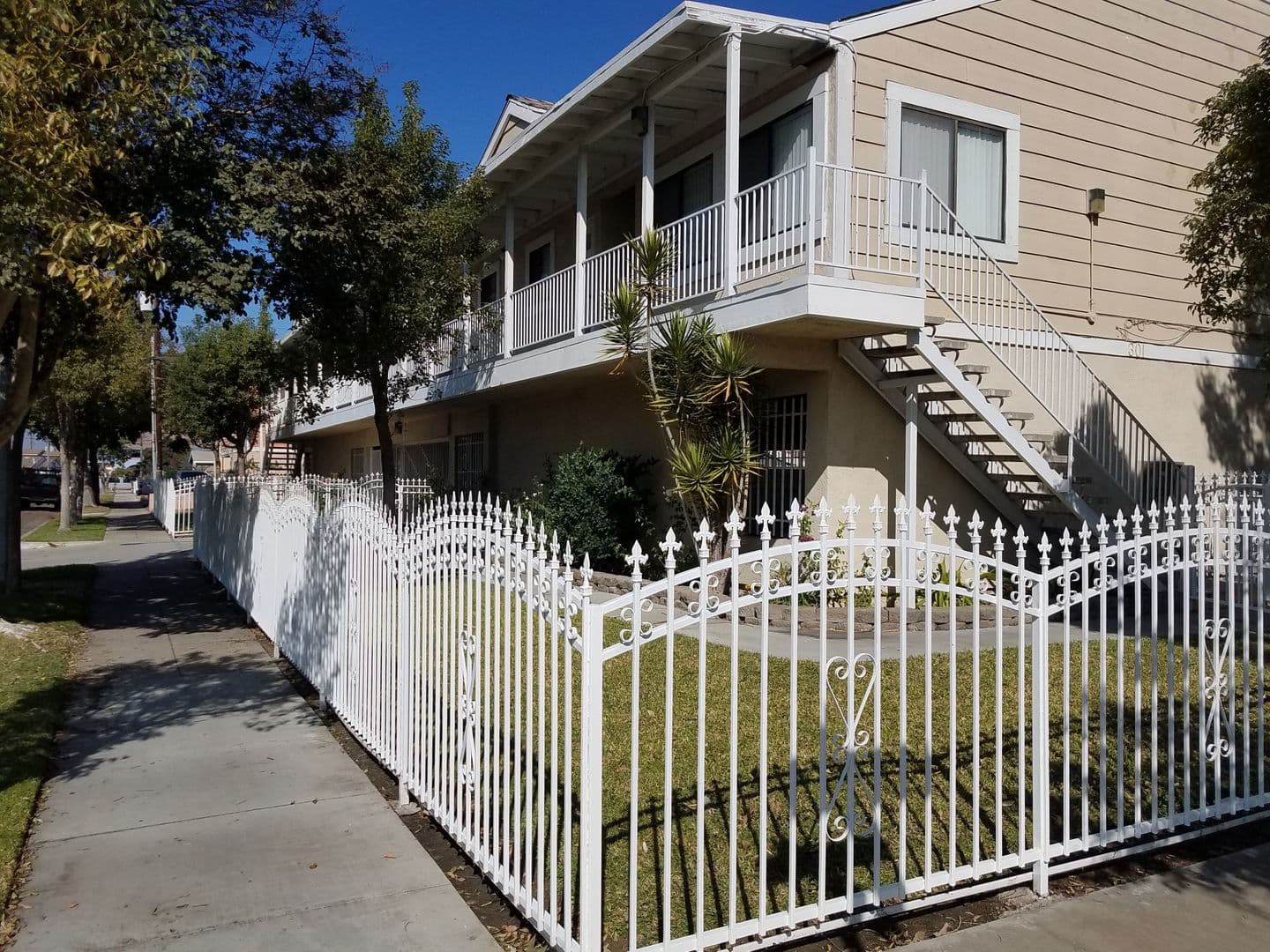 Anaheim Apartment: 301 E. Mills Dr.
