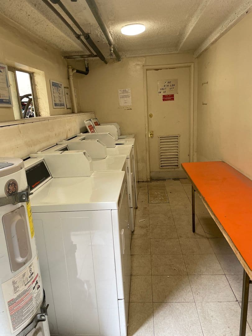 Canoga Park Apartment: 21707 Roscoe Blvd