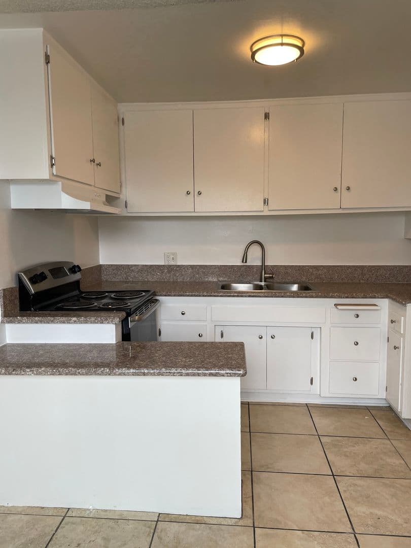 Canoga Park Apartment: 21707 Roscoe Blvd