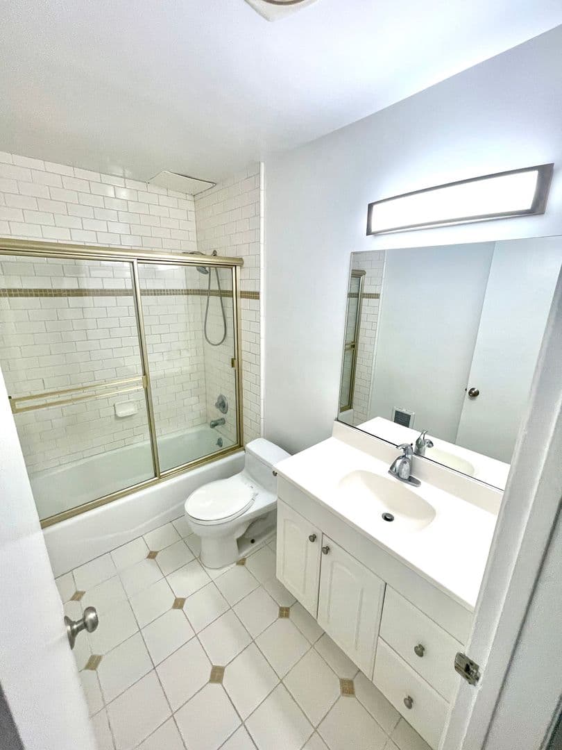 Beverly Hills Apartment: 145 N. Hamilton Drive - 02