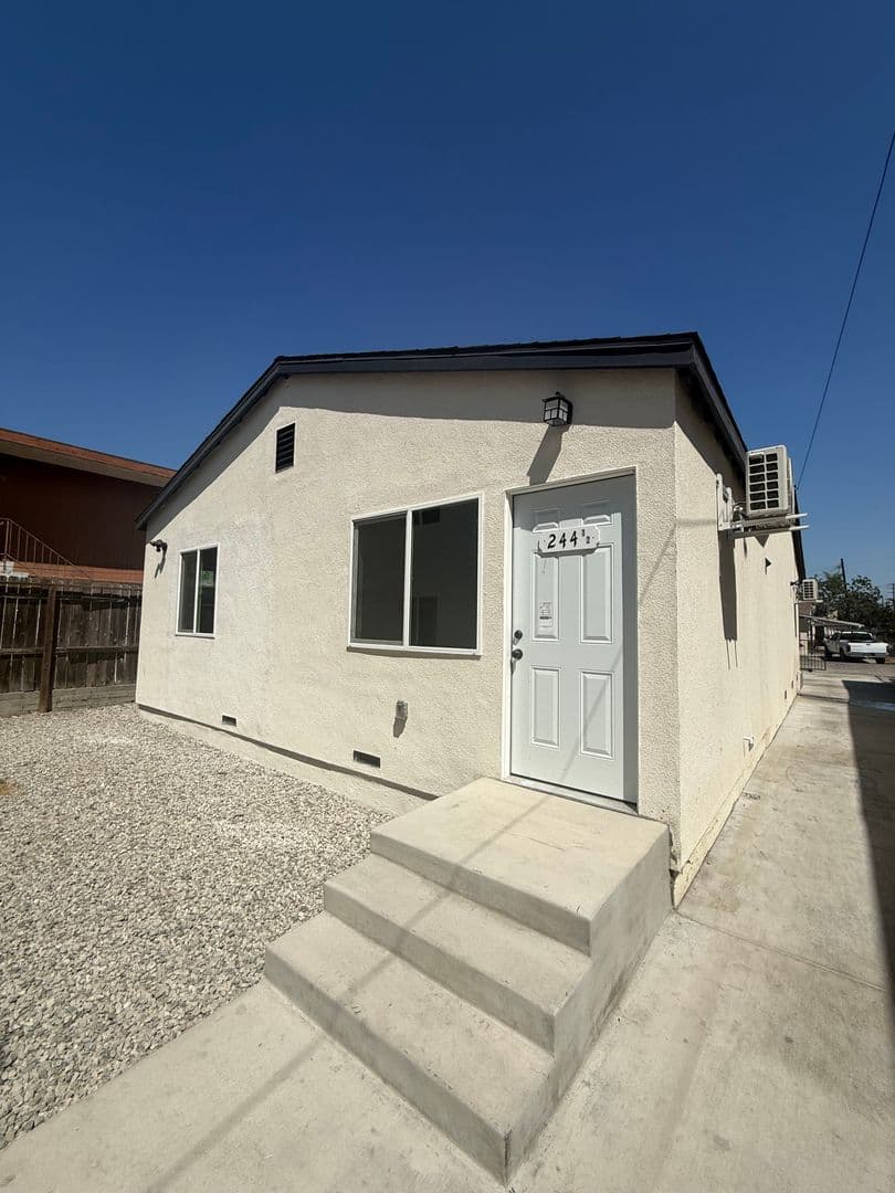 Los Angeles Apartment: 244 1/2 E 97th St - 244 1/2