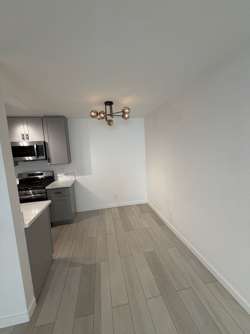 Van Nuys Apartment: 13925 Sherman Way