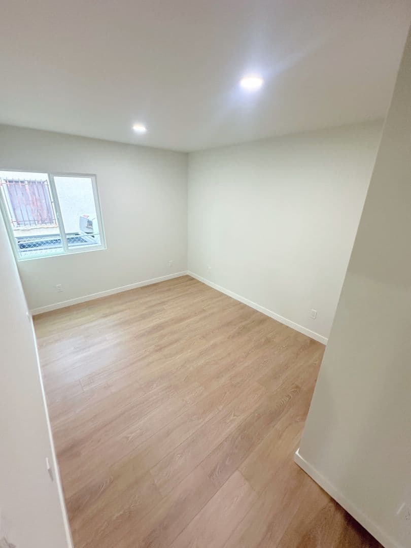 Los Angeles Apartment: 244 1/2 E 97th St - 244 1/2