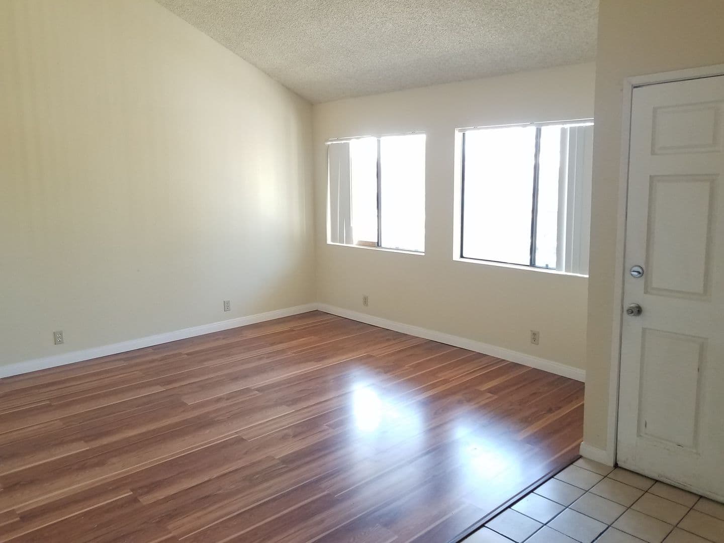 Anaheim Apartment: 301 E. Mills Dr.