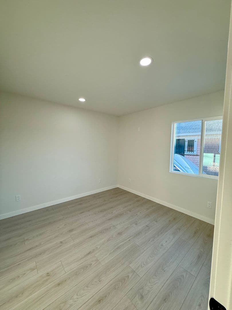 Los Angeles House: 845 1/2 W 76th St
