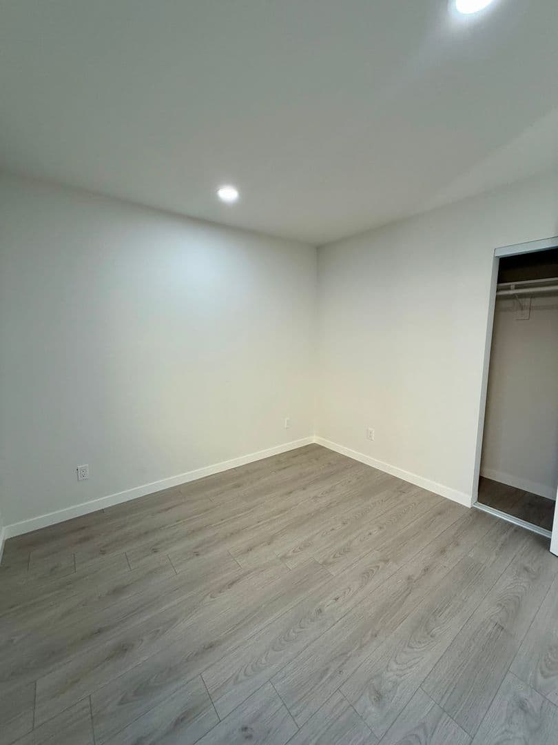 Los Angeles House: 845 1/2 W 76th St