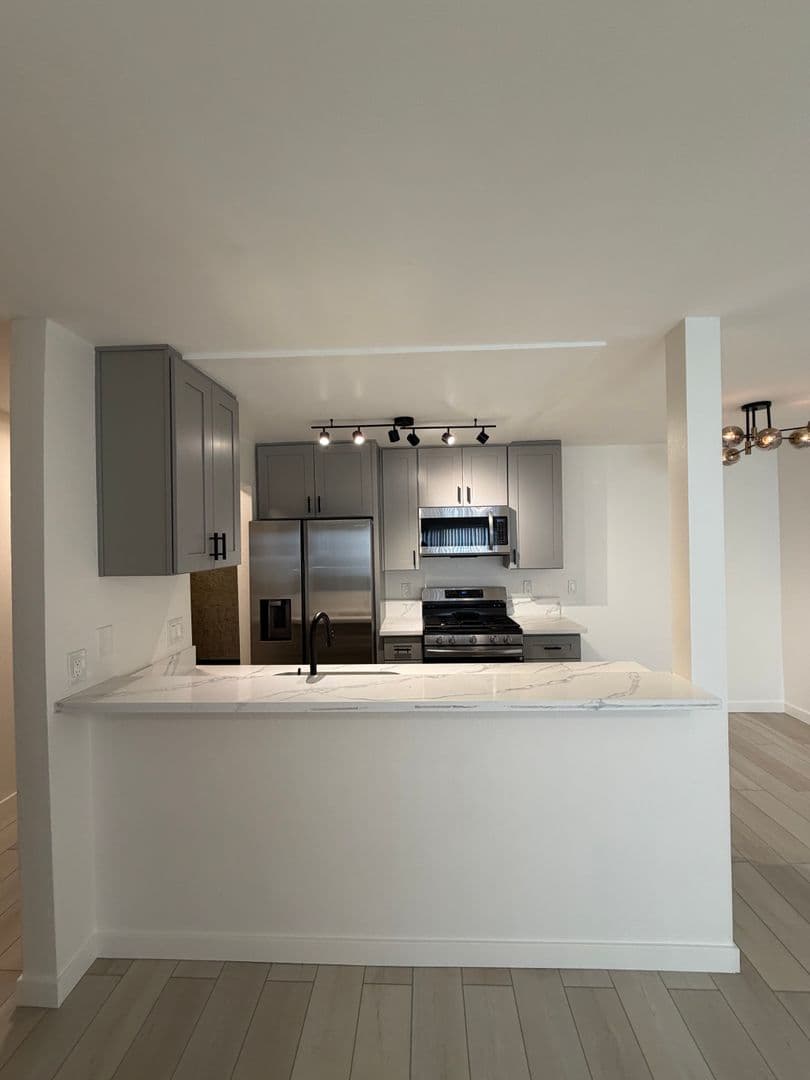 Van Nuys Apartment: 13925 Sherman Way