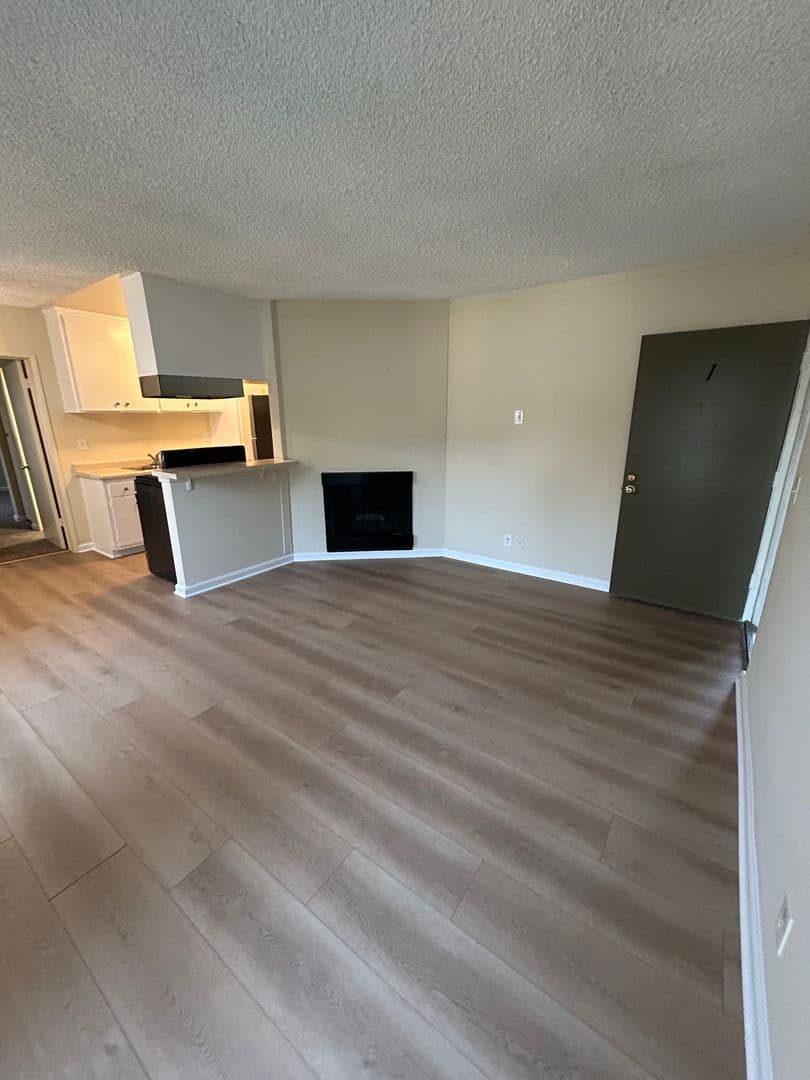 Northridge Apartment: 18550 Prairie St.