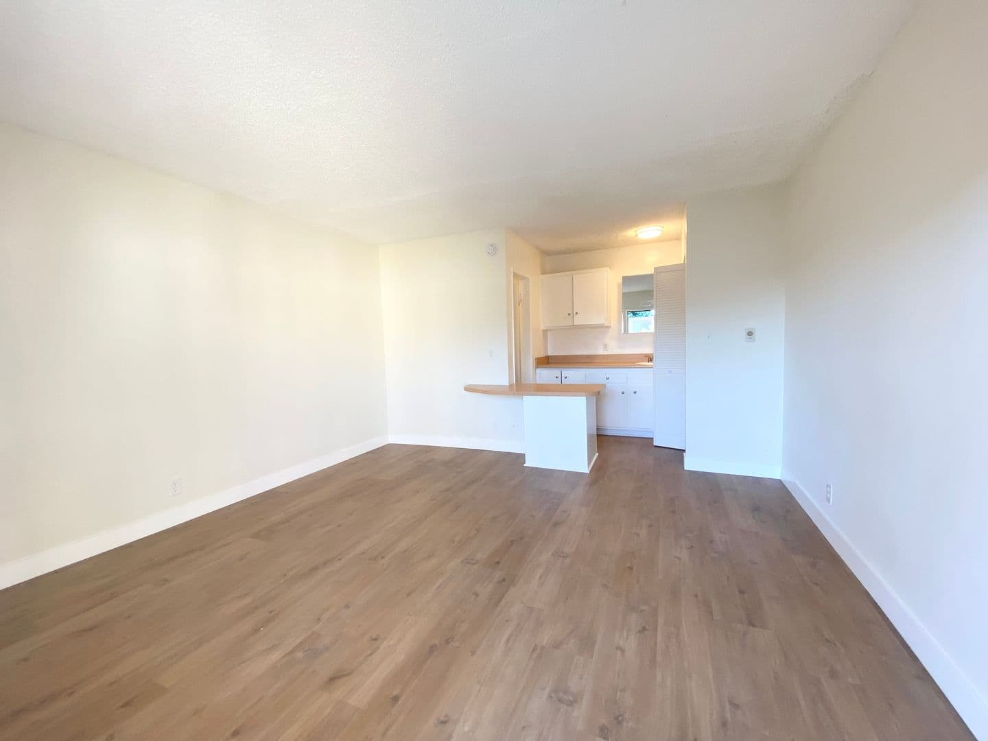 Canoga Park Apartment: 21707 Roscoe Blvd