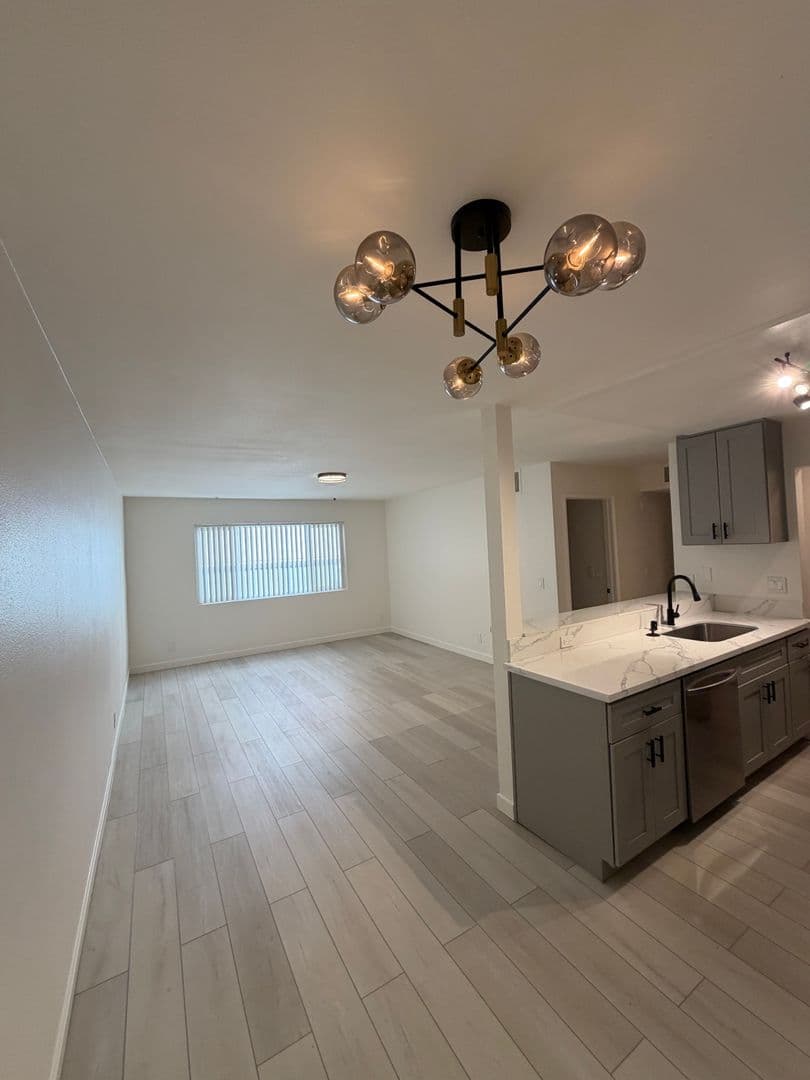 Van Nuys Apartment: 13925 Sherman Way