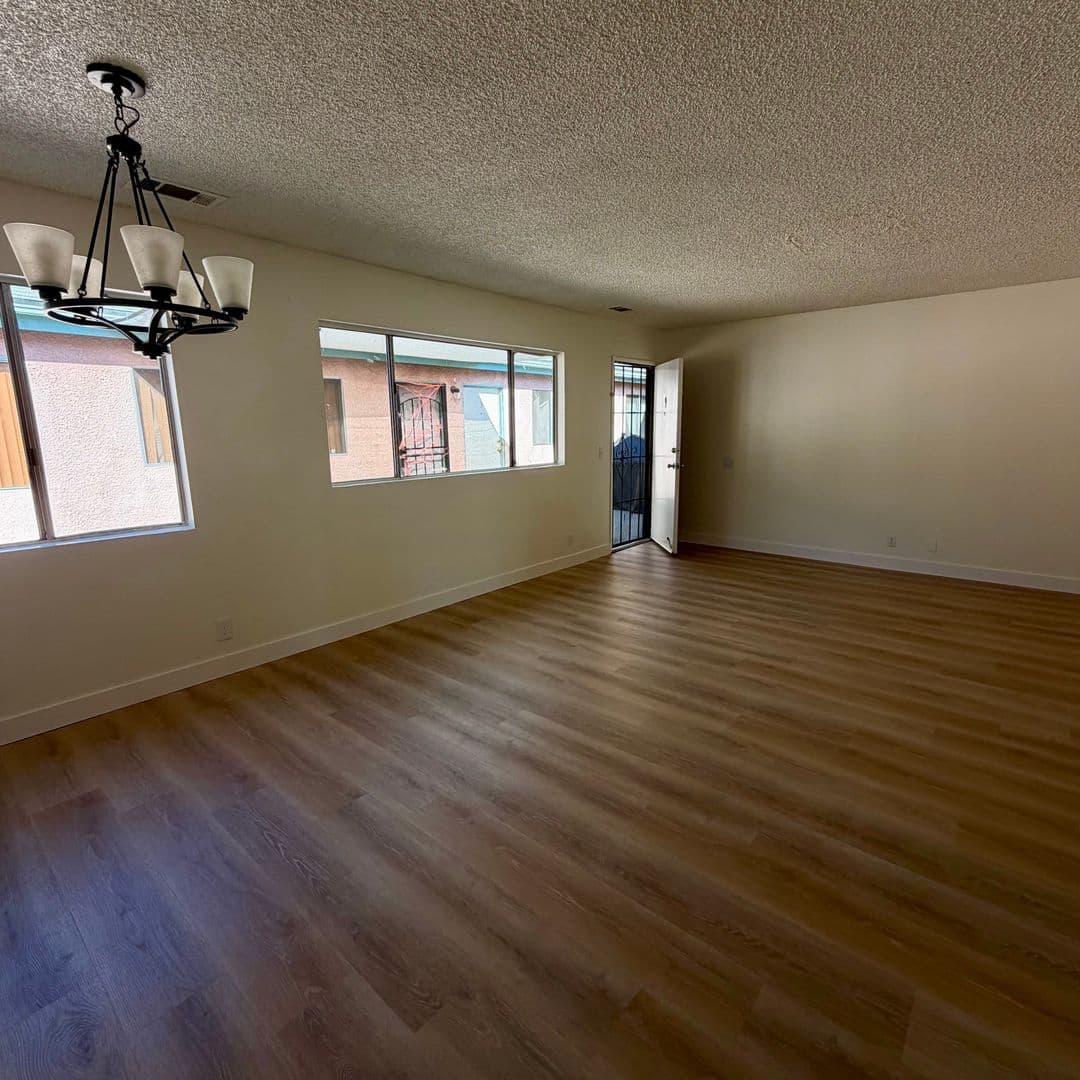 Reseda Apartment: 7538 Calvin Ave