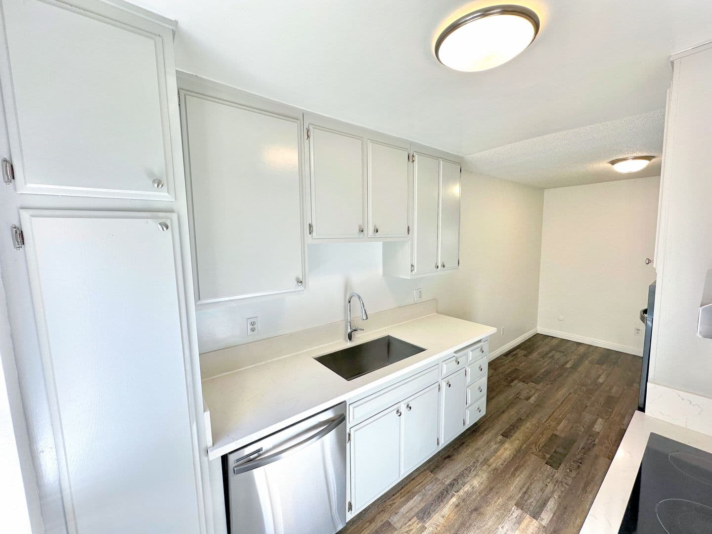 Sherman Oaks Apartment: 5035 Coldwater Canyon Ave.