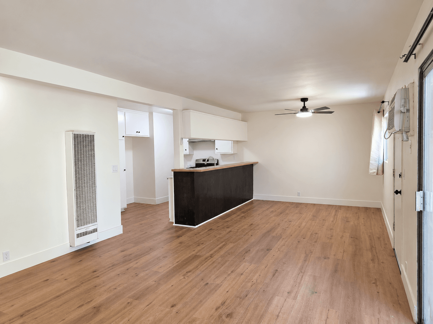 Van Nuys Apartment: 6416 Woodley Ave.