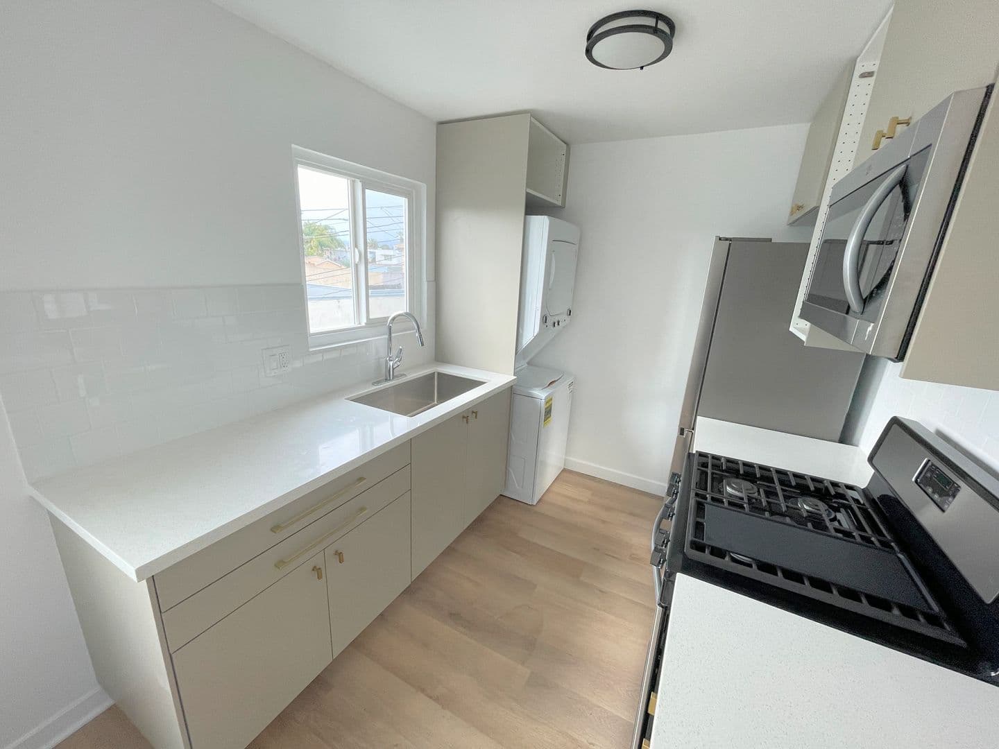 Los Angeles Apartment: 5347 Blackwelder Street