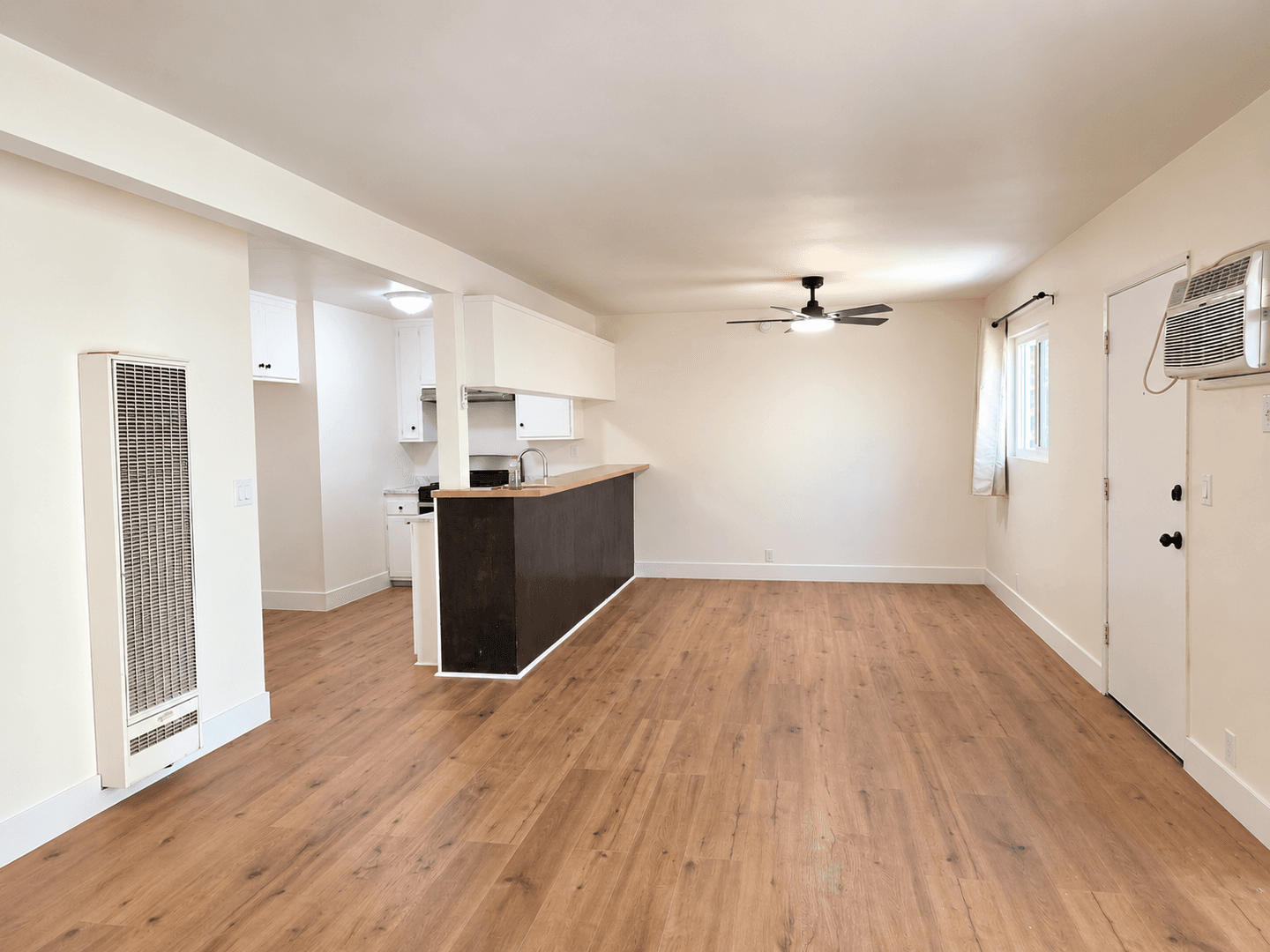 Van Nuys Apartment: 6416 Woodley Ave.