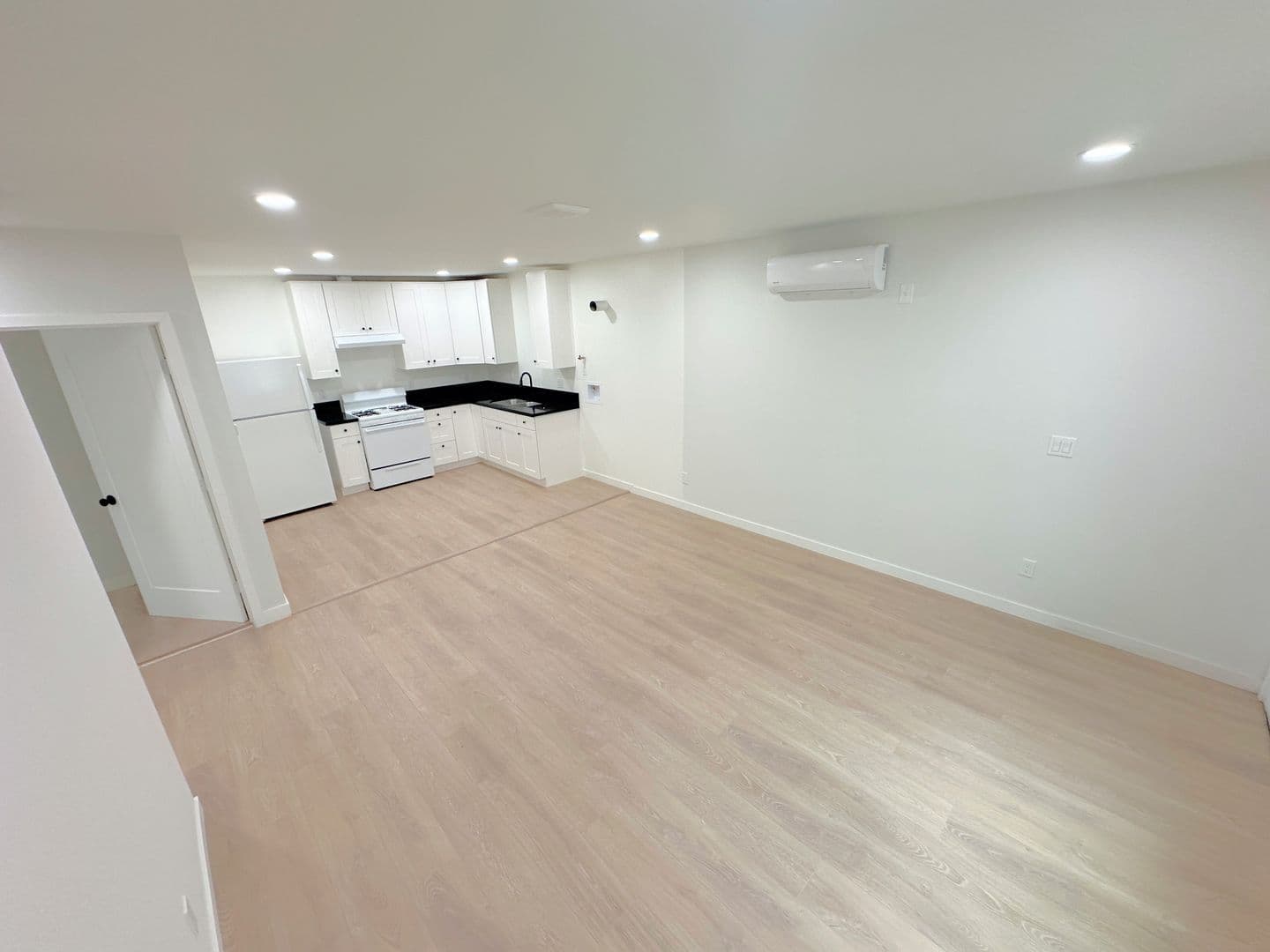 Los Angeles Apartment: 244 1/2 E 97th St - 244 1/2