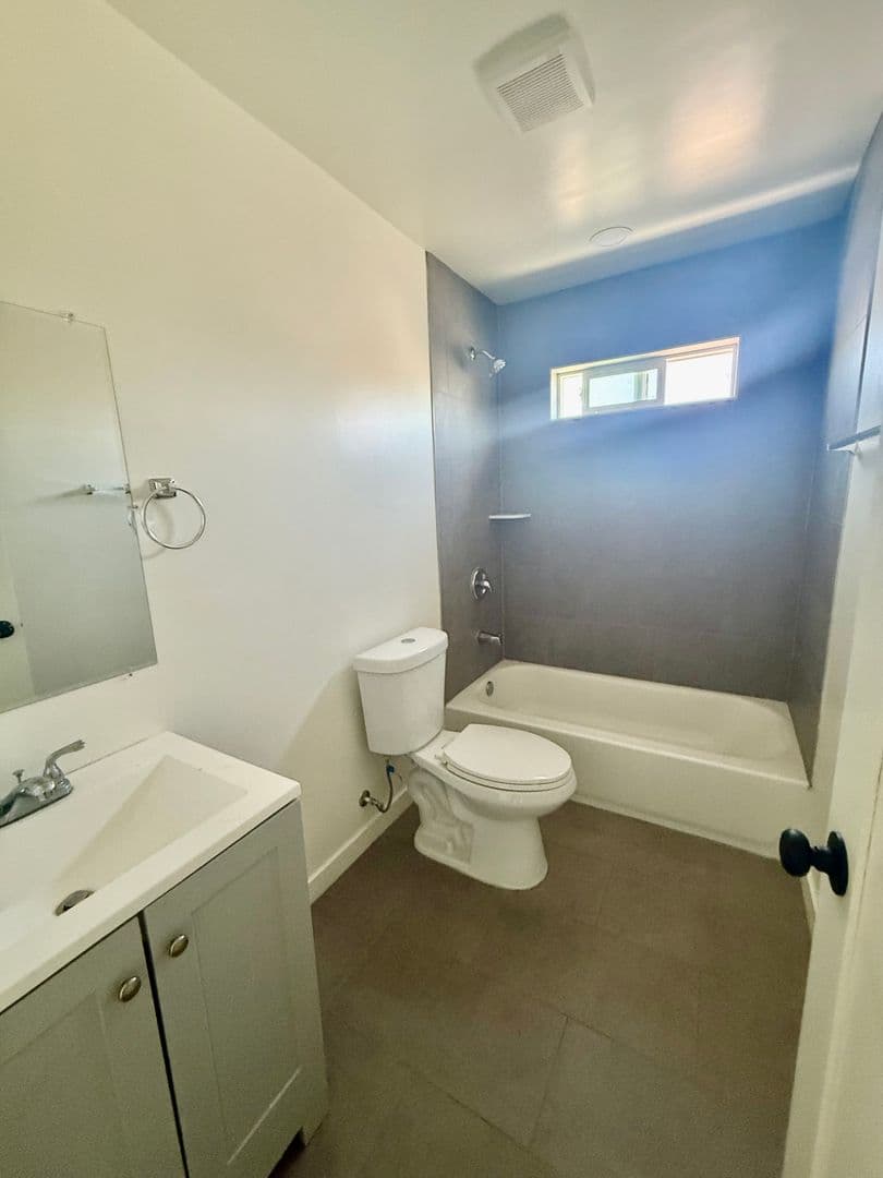 Los Angeles House: 5844 1/2 Denver Ave