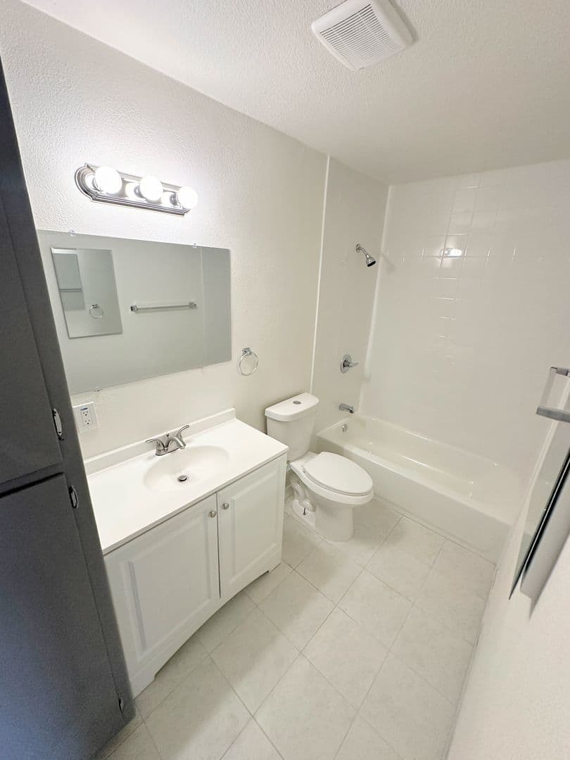 Los Angeles Apartment: 1111 West 94th Street - 7